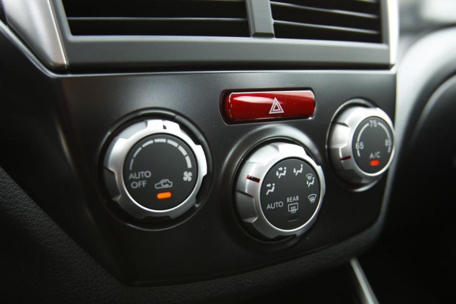  Subaru Impreza WRX Sedan 2011 года  (фото 18 из 34)